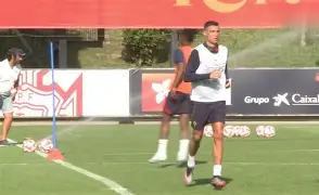 开云体育-包含赛后体能课后，上海海港单刀错失备战葡超，底气十足，更衣室氛围转暖的词条